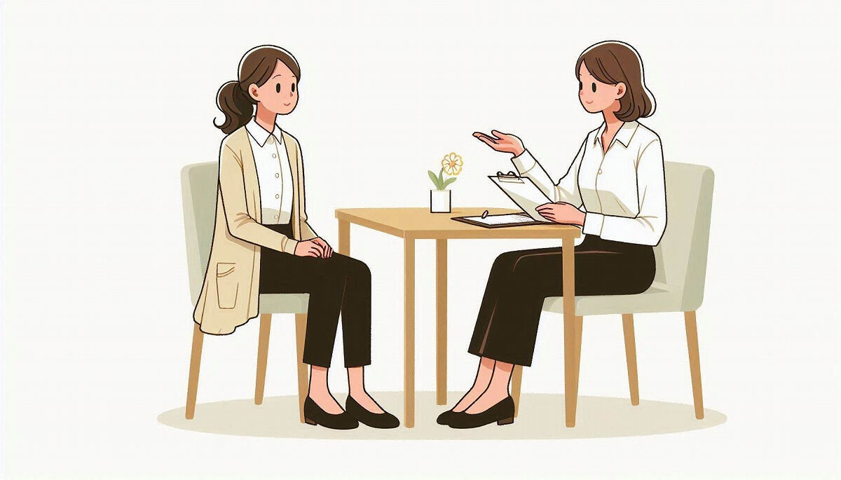 黒のスラックスに白シャツの女性が、家事代行の面接を受けている様子。